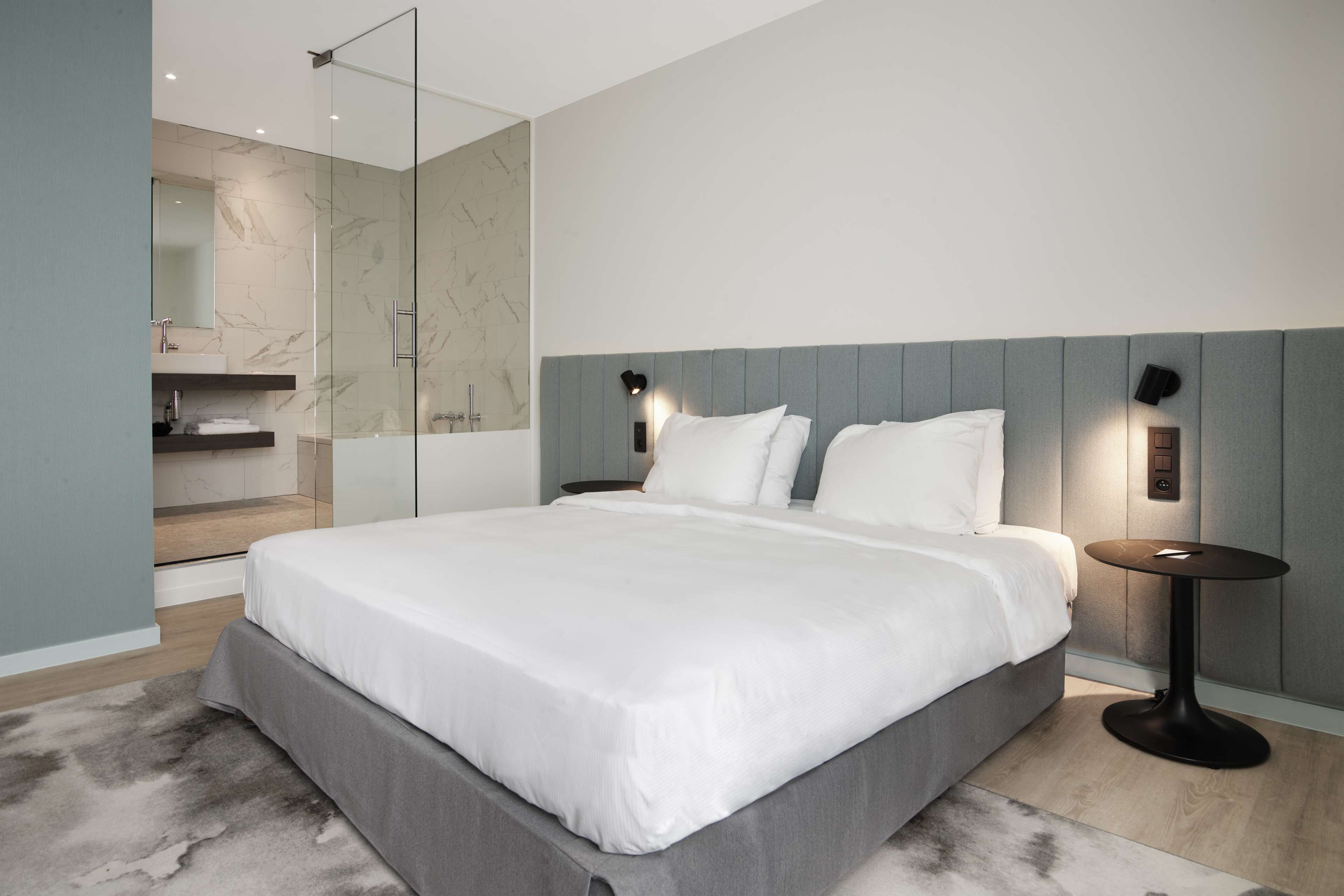 Minibar, coffres-forts dans les chambres, bureau