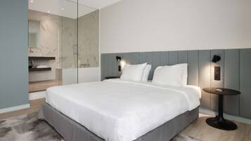 Minibar, coffres-forts dans les chambres, bureau