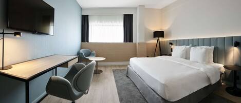 Minibar, caja de seguridad en la habitación y escritorio