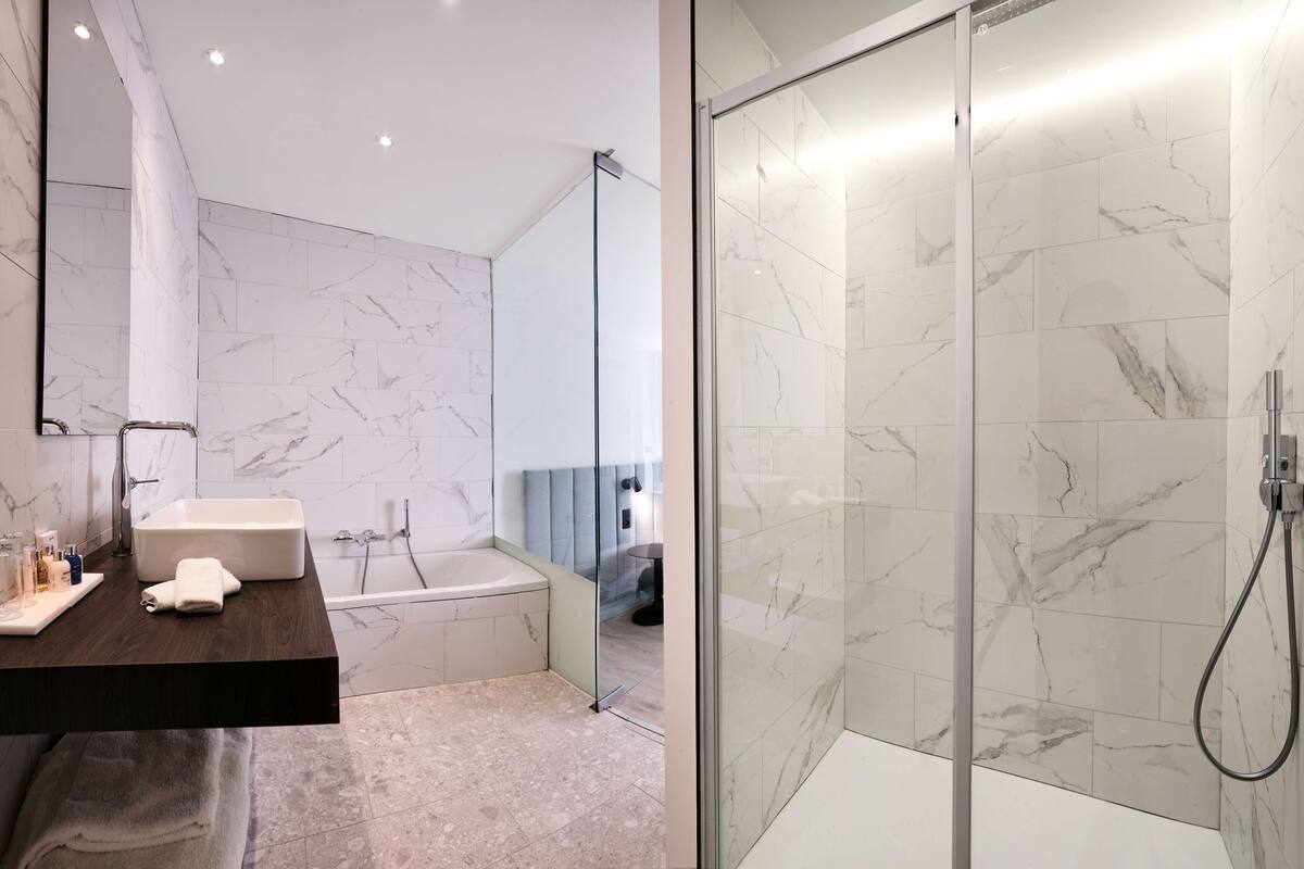 suite, 1 bedroom | bathroom | free toiletries, hair dryer, heated floors, towels