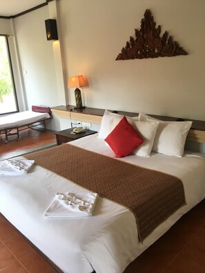 Deluxe-rum | Värdeförvaringsskåp på rummet, skrivbord och mörkläggningsgardiner