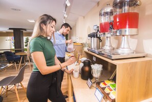 Desayuno completo los fines de semana (USD 10.27 por persona)