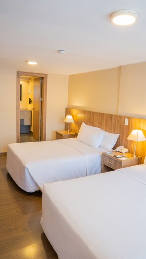 Cubrecamas, caja de seguridad en la habitación y escritorio 