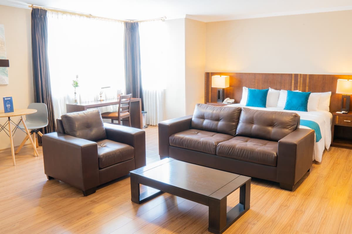 Down comforters, in-room safe, desk, soundproofing