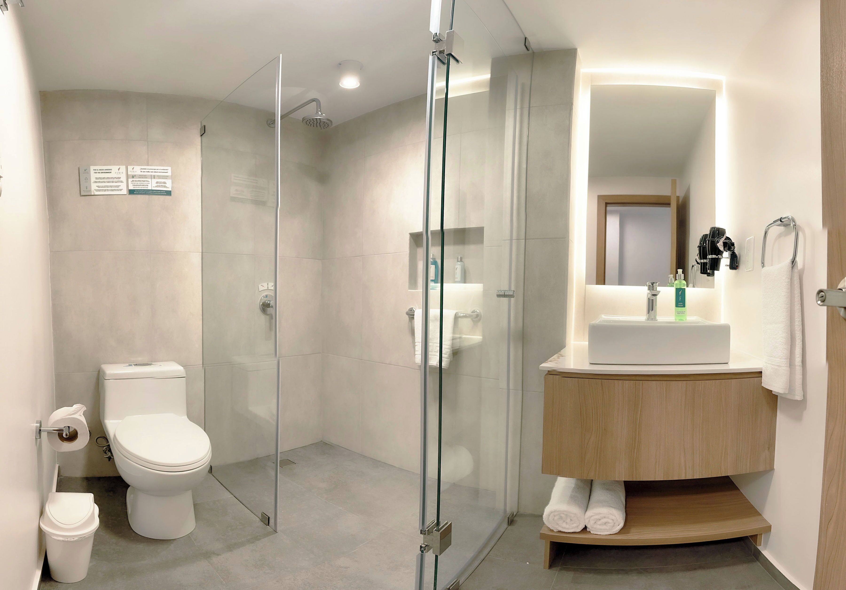 Standard Single Room | Bathroom | Combined shower/tub, free toiletries, hair dryer, towels