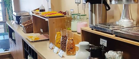 Großes Frühstück am Wochenende (10.27 USD pro Person)