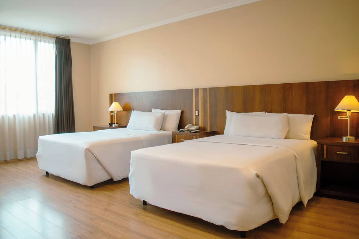 Chambre supĂ©rieure double | Couette en duvet, coffre-fort, bureau, systĂšme dâinsonorisation