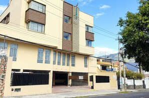 Front of property - evening/night - Fenix Hotel (Quito)