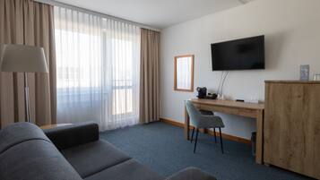 Family Room | Hypo-allergenic bedding, in-room safe, desk, laptop workspace