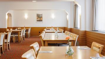 Daily buffet breakfast (CZK 360 per person)