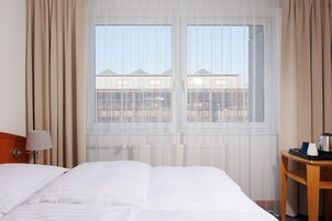 防过敏的被褥、客房内保险箱、办公桌、笔记本电脑工作区