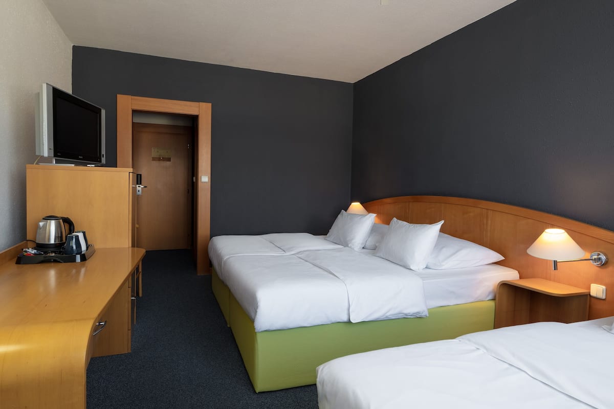 Double room with Extra bed | 1 sovrum, allergitestade sÀngklÀder och vÀrdeförvaringsskÄp pÄ rummet