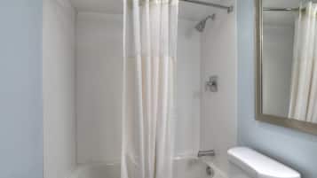 Escritorio, cortinas blackout y tabla de planchar con plancha