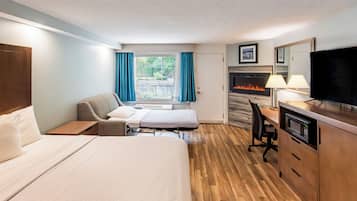 Escritorio, cortinas blackout y tabla de planchar con plancha