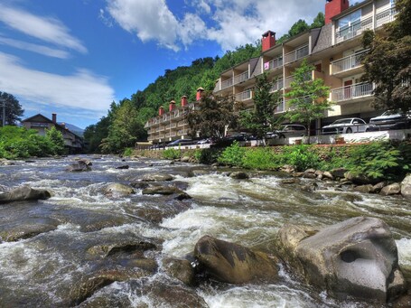 Gatlinburg River Inn - Image 4