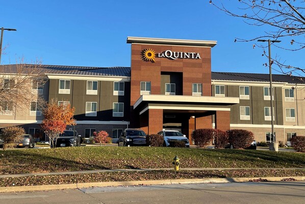 A La Quinta hotel with a modern design, featuring a prominent entrance and multiple parking spaces. - La Quinta Inn & Suites by Wyndham Ankeny IA - Des Moines IA (Ankeny)