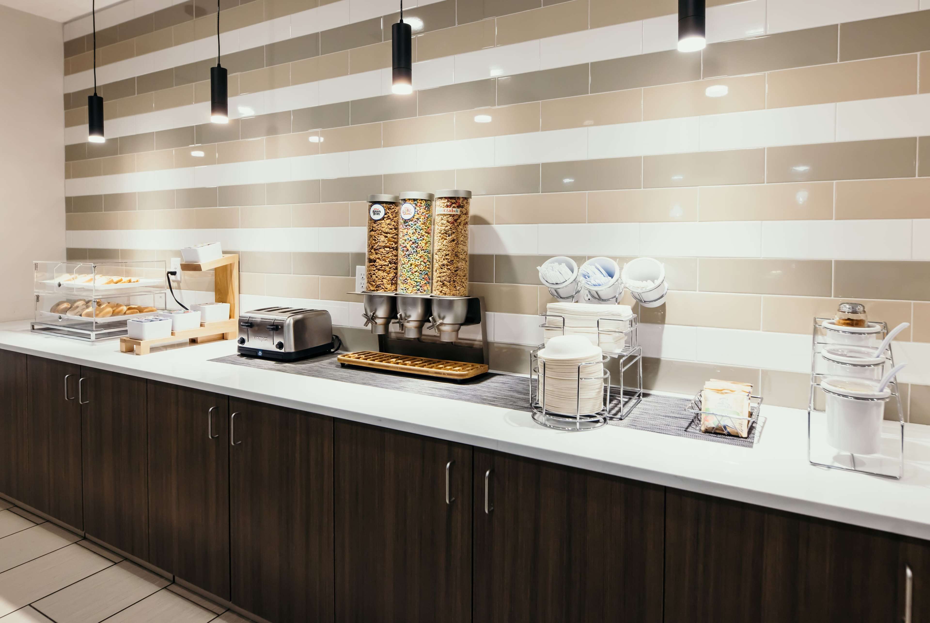 free buffet breakfast