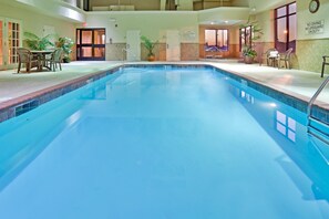 Piscine intérieure, accÚs possible de 8 h à 23 h, chaises longues