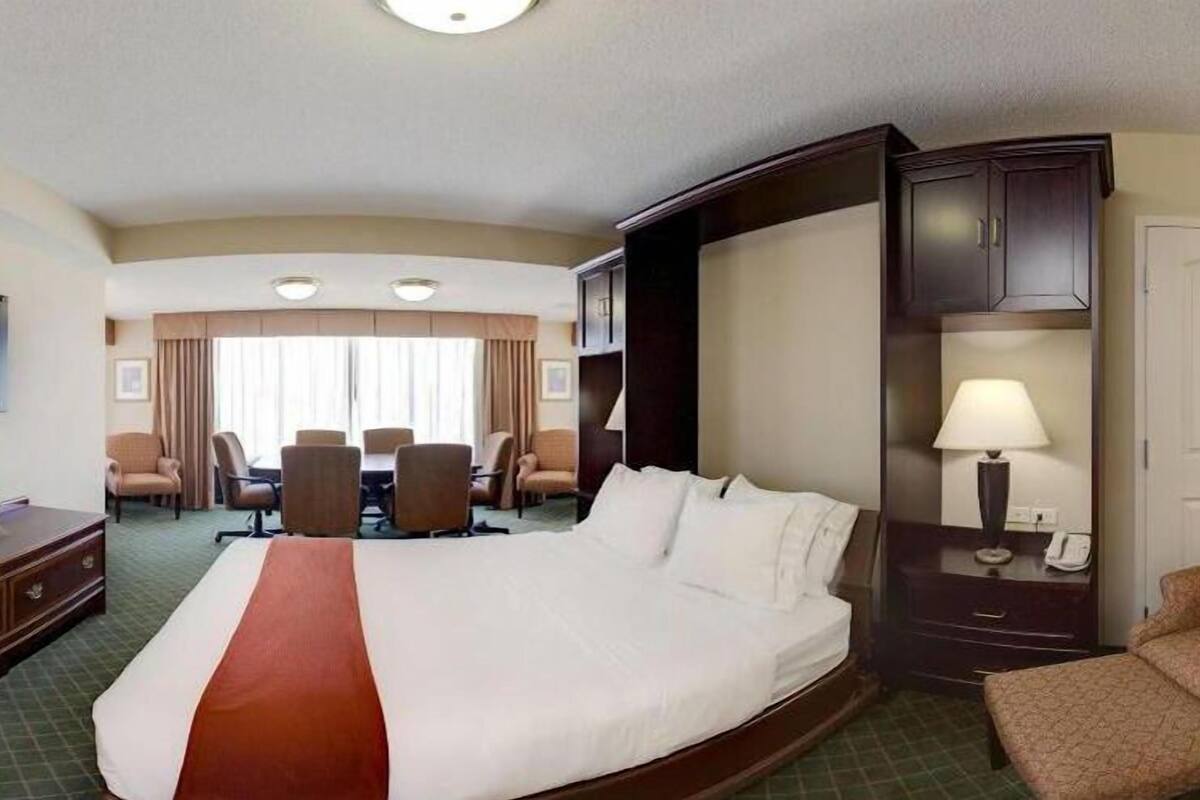 premium bedding, down duvets, pillow-top beds, in-room safe