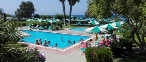 Piscina a l'aire lliure i para-sols