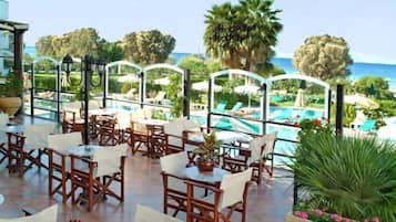 Sarapan, makan tengah hari, makan malam dihidangkan; masakan Greek