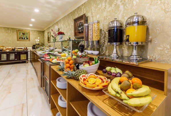Free daily buffet breakfast  - Hotel Golden Crown (Istanbul)