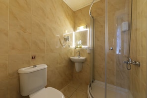Chambre Standard | Salle de bain | Douche, articles de toilette de luxe, sèche-cheveux, peignoirs
