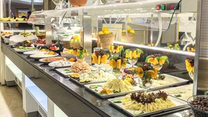 En buffet med forskellige retter og pynt.