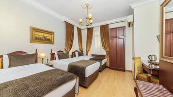 Deluxe-Dreibettzimmer | 1 Schlafzimmer, hochwertige Bettwaren, Zimmersafe, Schreibtisch