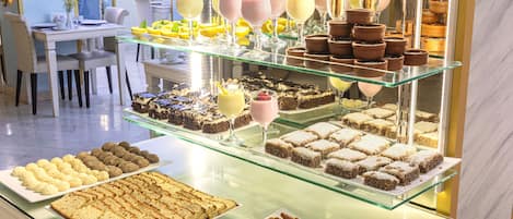 Dagelijks ontbijtbuffet (EUR 7 per persoon)