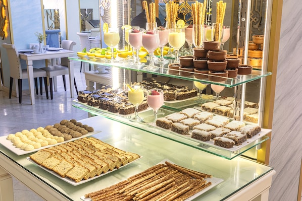 Tägliches Frühstücksbuffet (7 EUR pro Person)