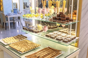 Petit déjeuner buffet (7 EUR par personne)