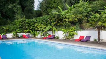 Piscine extérieure (ouverte en saison), chaises longues
