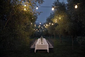 2 restaurants, breakfast, lunch, dinner served; international cuisine