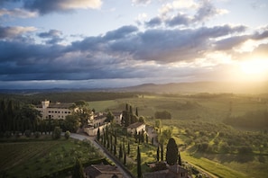 A villa with a courtyard, surrounded by rolling hills and vineyards. - COMO Castello Del Nero (Barberino Tavarnelle)