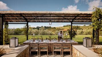 2 restaurants, breakfast, lunch, dinner served; international cuisine