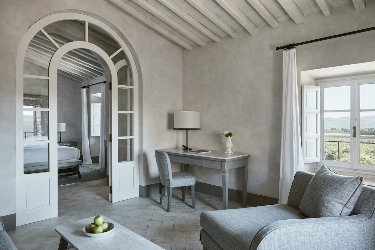 Un dormitorio moderno con una cama, un escritorio y vistas al exterior.