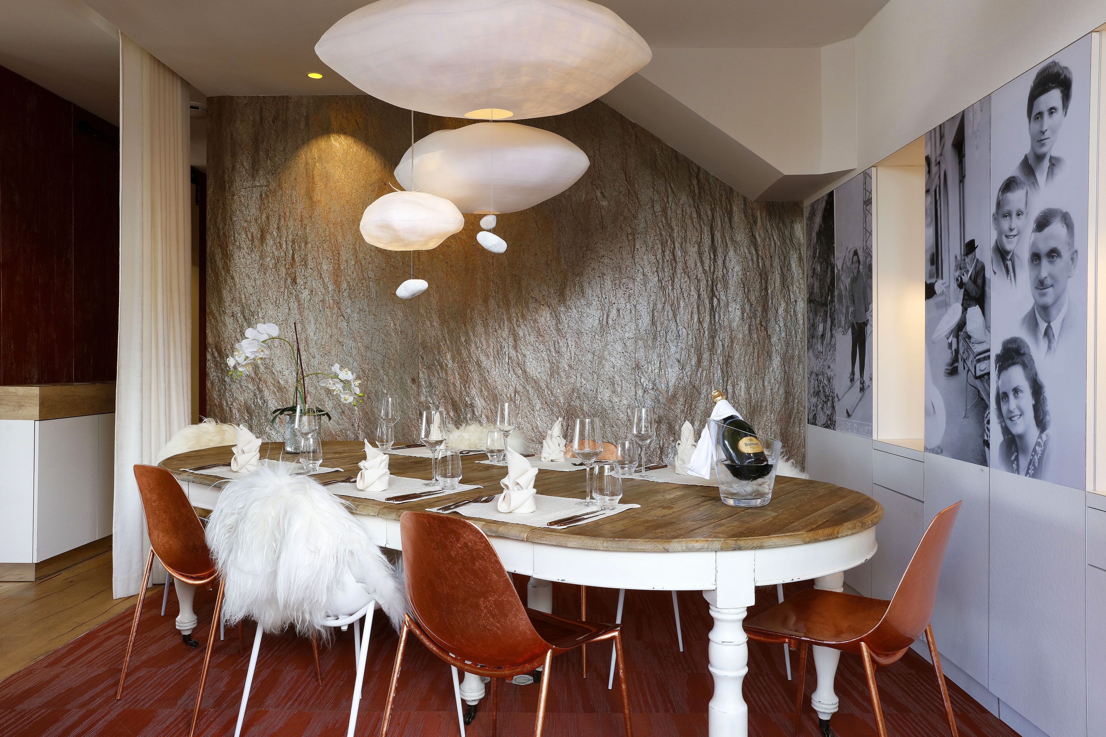 2 restaurantes; se sirve desayuno, almuerzo y cena; cocina francesa