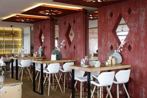 2 restauranter: frokost, lunsj og middag serveres