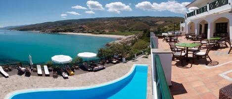 Una piscina cubierta, una piscina al aire libre, tumbonas