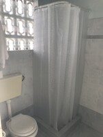 Ducha, secador de pelo, toallas