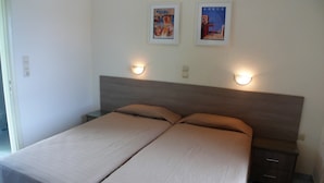 Triple Room - Karyatides (Aegina)