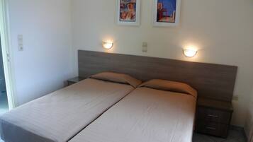 Chambre triple | Coffre-fort, fer et planche à repasser, lit de bébé (supplément)