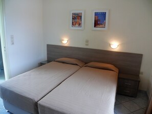 Triple Room | In-room safe, iron/ironing board, cots/infant beds, WiFi - Karyatides (Aegina)