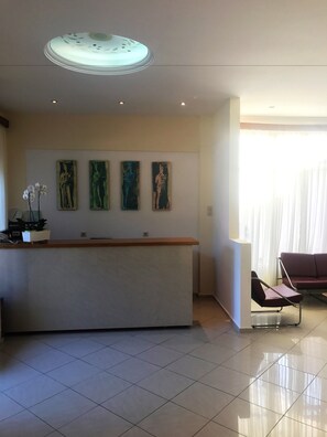 Reception - Karyatides (Aegina)