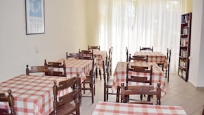 Dining - Karyatides (Aegina)