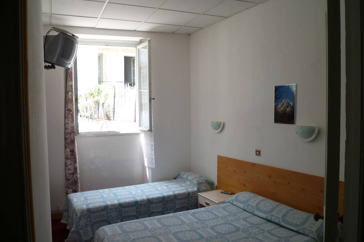 Triple Room | Iron/ironing board