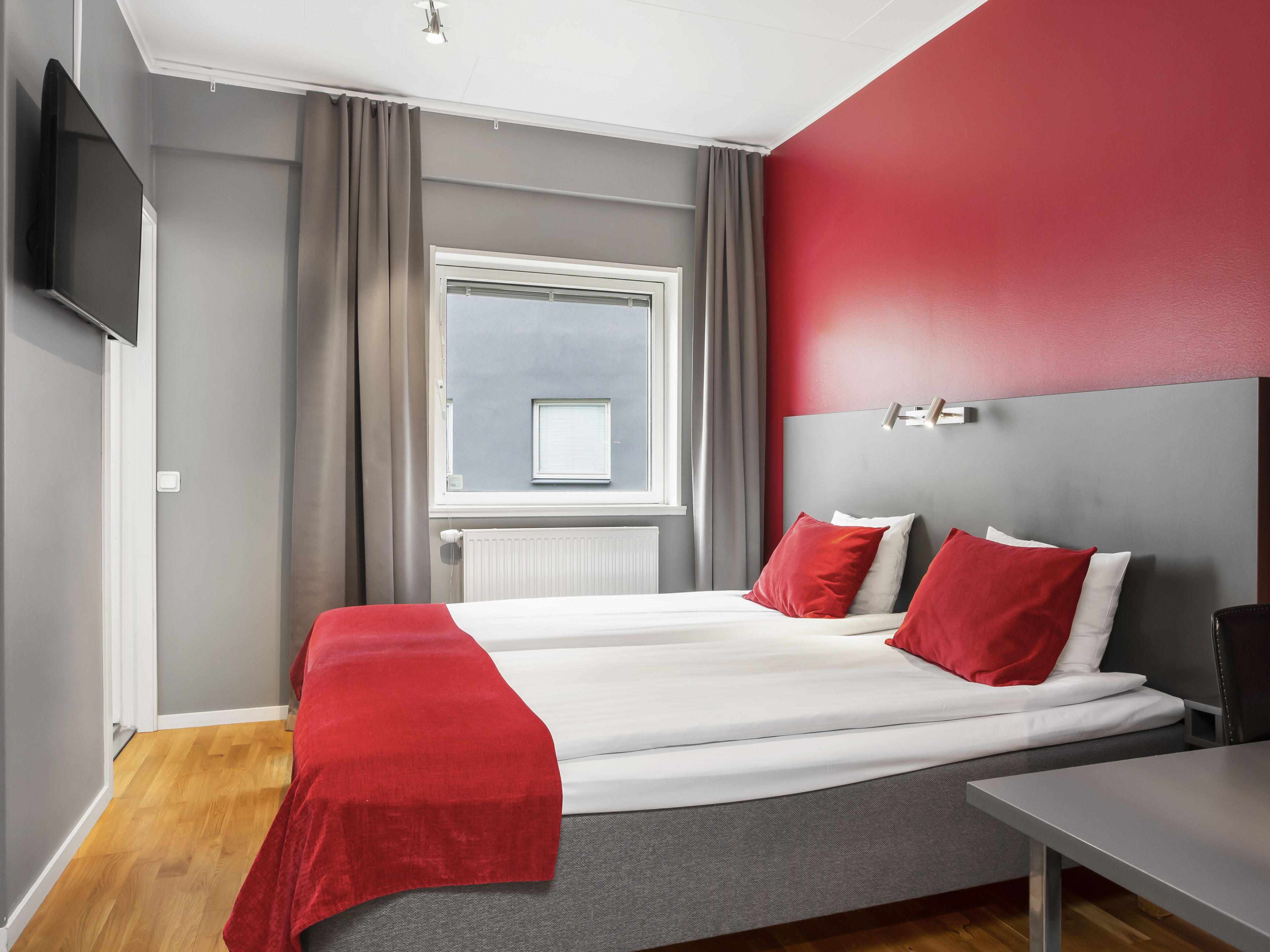 Chambre Standard avec lits jumeaux | Literie hypoallergénique, surmatelas, bureau, rideaux occultants