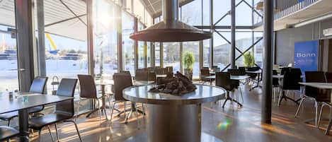 Breakfast and dinner served