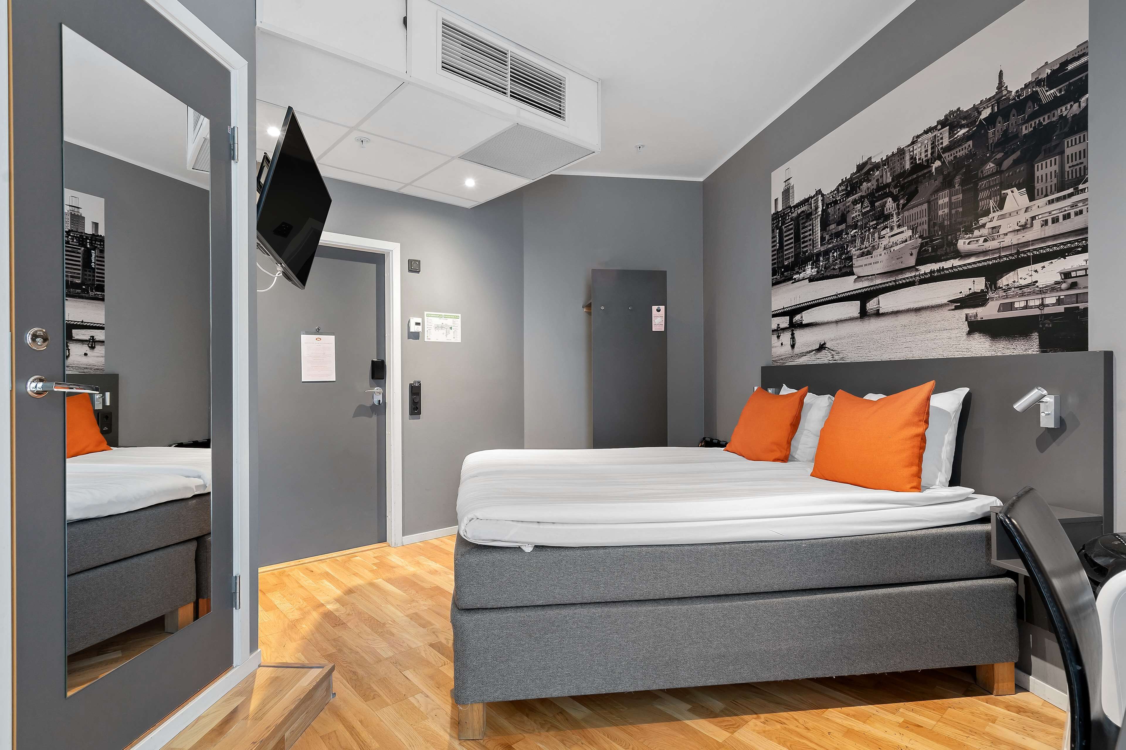 family room, multiple beds, non smoking (first night parking included) | 1 bedroom, hypo-allergenic bedding, pillow-top beds, desk